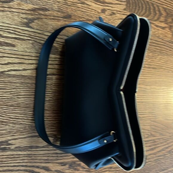 M Frame Leather Shoulder Bag
Mansur Gavriel Color: Black/ Flamma - Picture 12 of 16